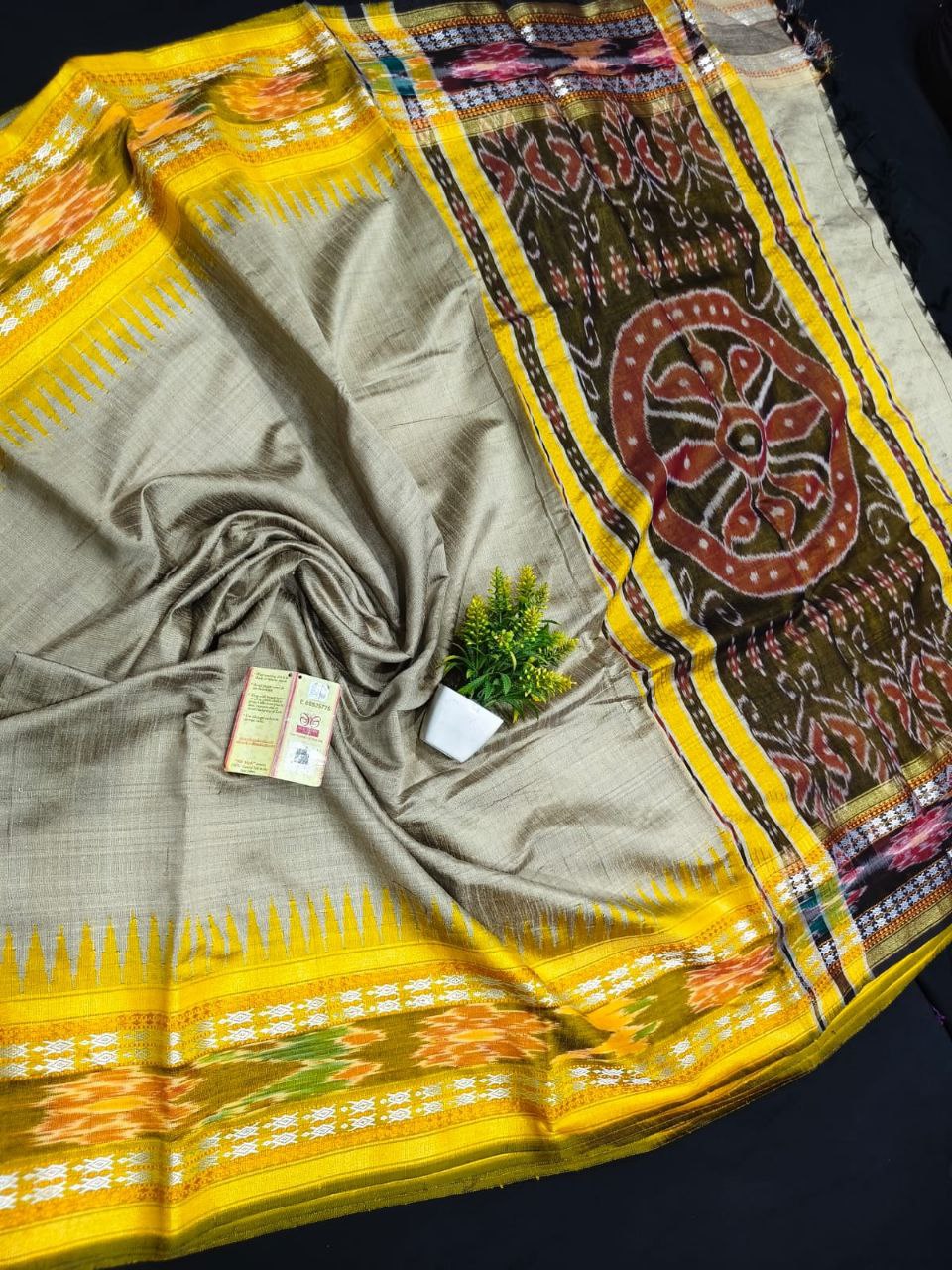 POCHAMPALLI DESIGNER Printed & DOLLA  SILK FABRIC SAREE - Gray Yellow
